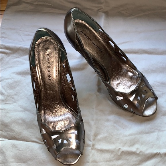 Audrey Brooke Shoes - EUC pewter peel toe heels